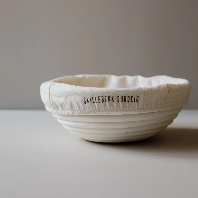 Hevekurv eller bolle med kjøkkenhåndkle