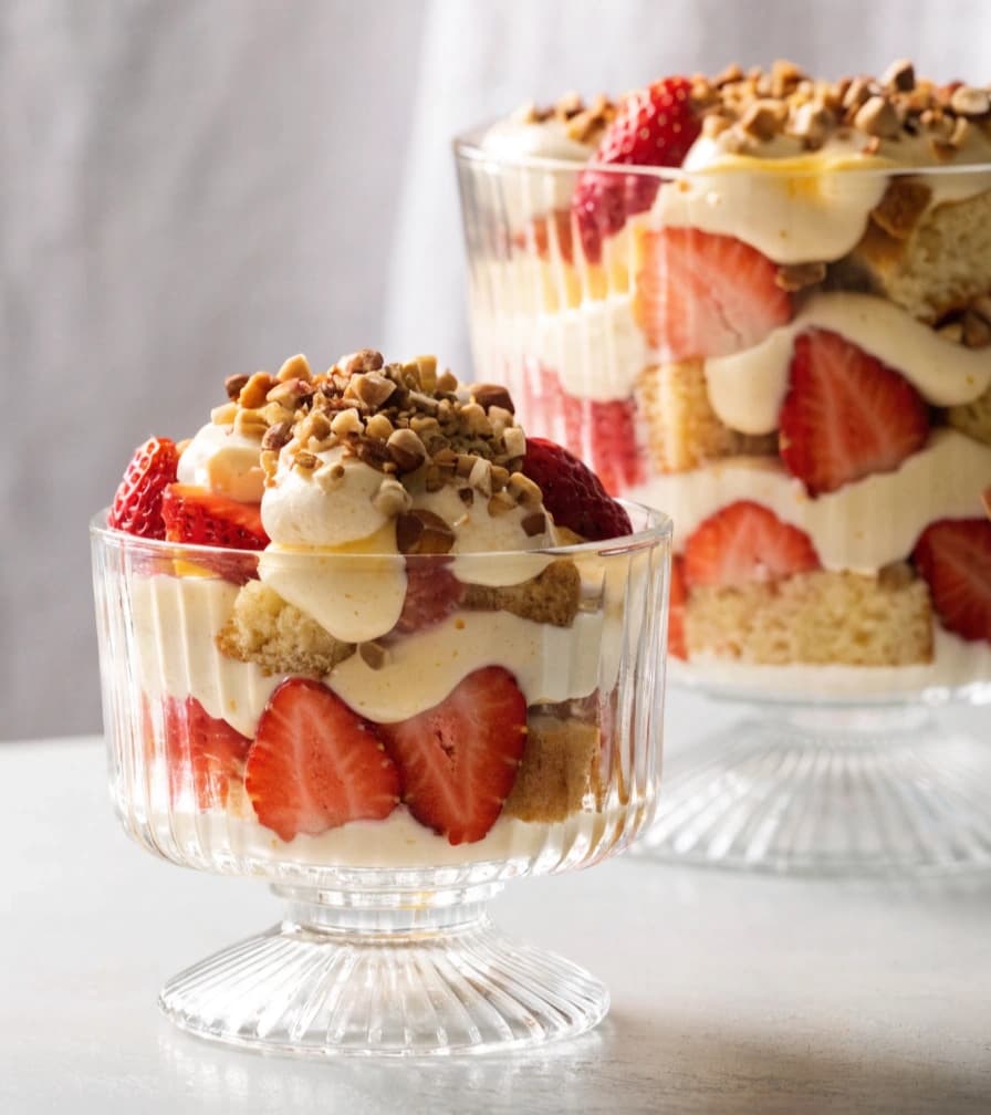 a-realistic-scandinavian-style-dessert-served-in-g